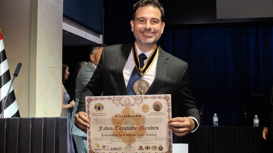 Fábio Trindade com a medalha e o certificado recebidos na ALESP