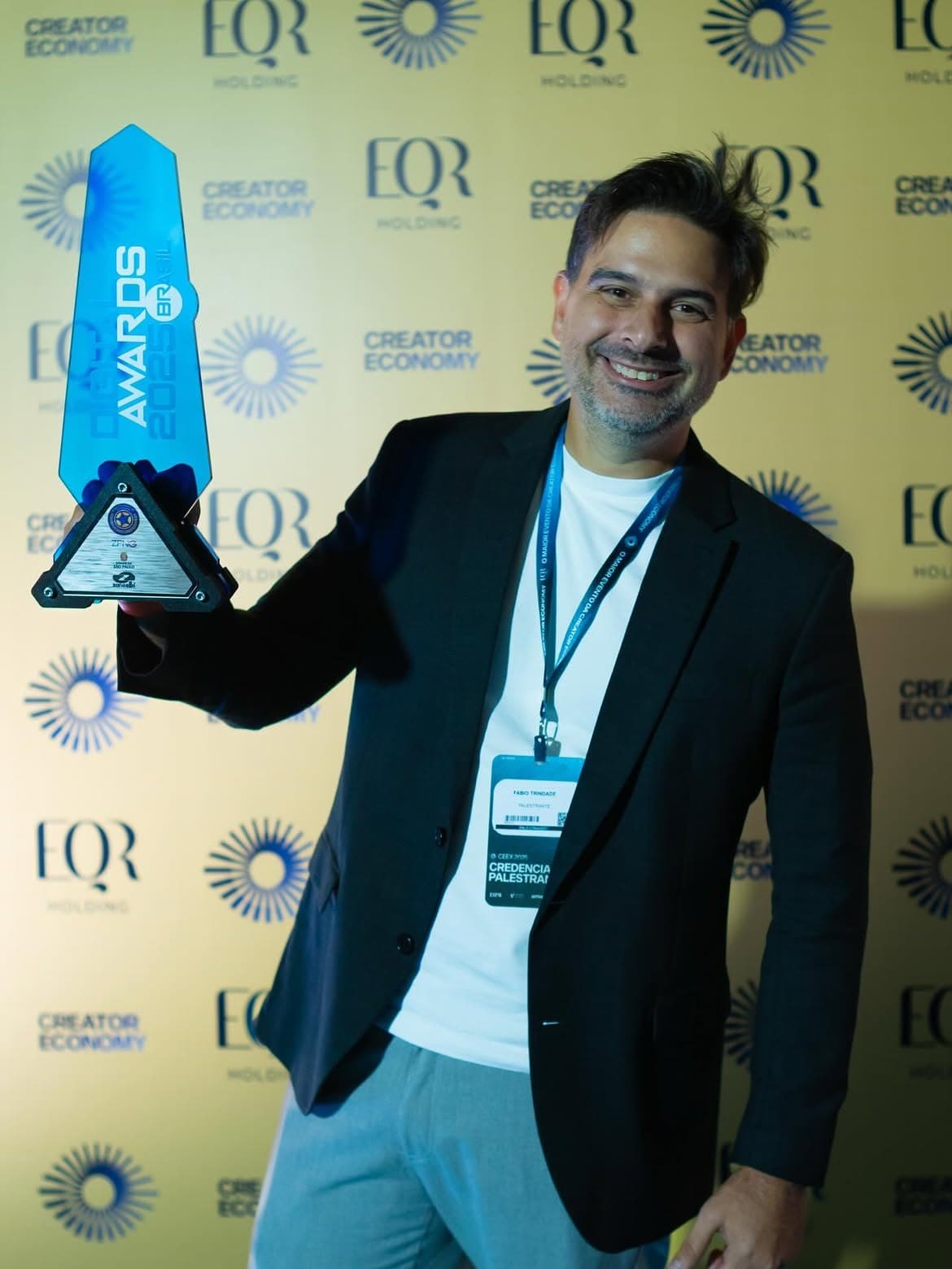 Fábio Trindade com o troféu do Digital Awards 2025